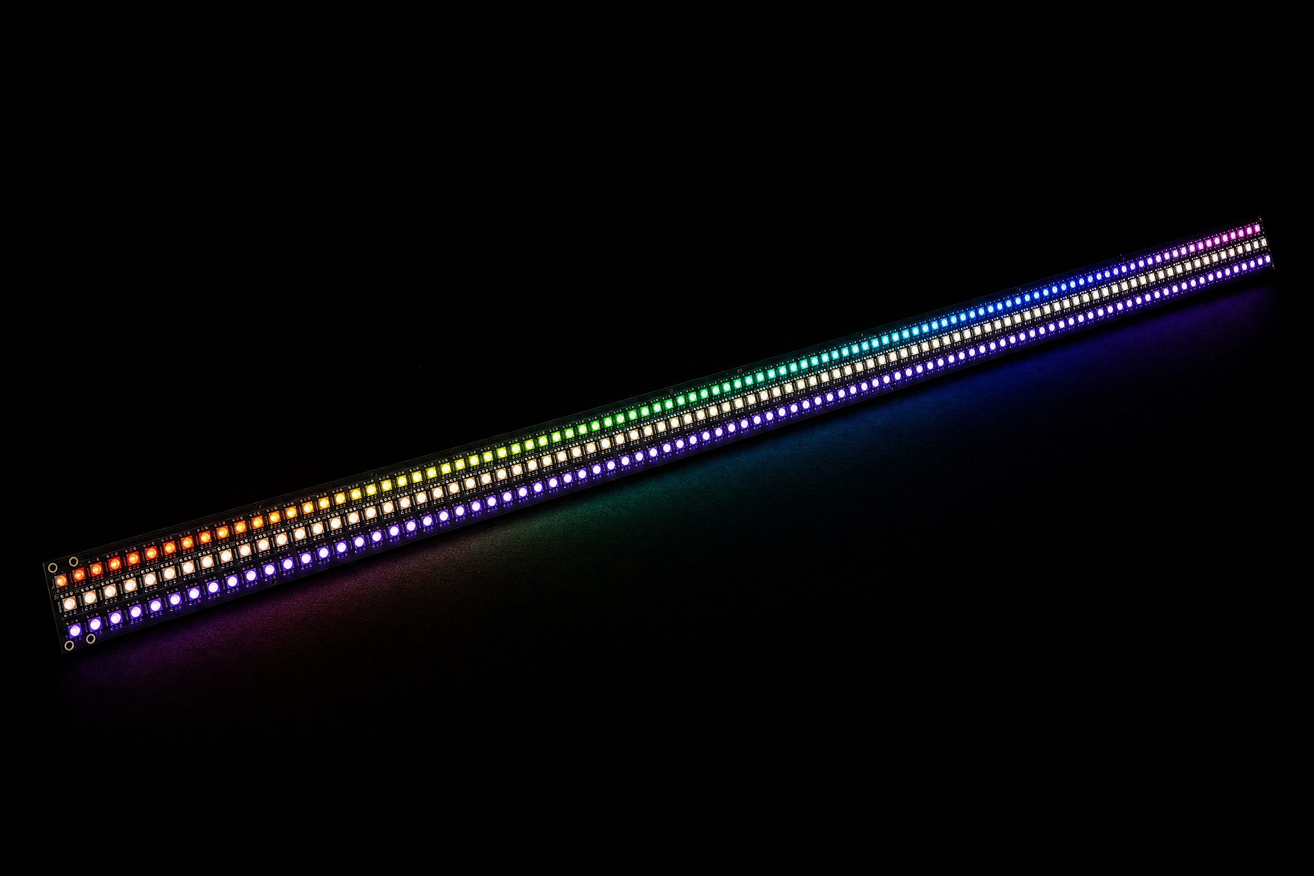 Lumx Bar acesa, uma lâmina de luz sobre fundo escuro